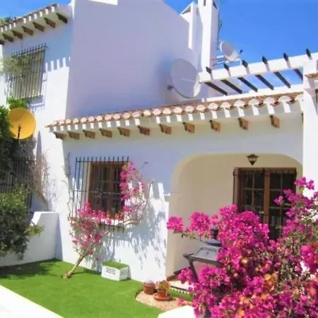 Beautiful 2 Bedroom With Communal Pools