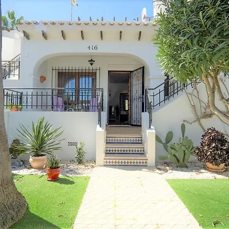 Beautiful 2 Bedroom With Communal Pools Holiday home *