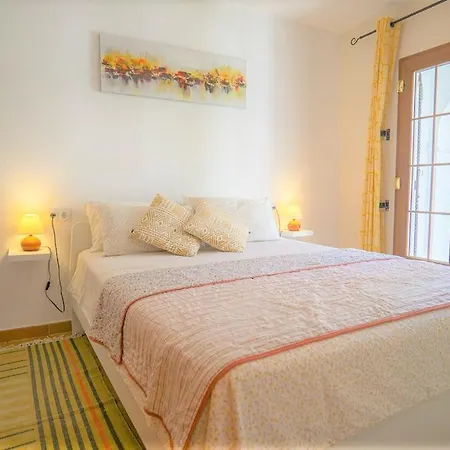 Beautiful 2 Bedroom With Communal Pools *