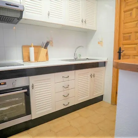 Beautiful 2 Bedroom With Communal Pools *