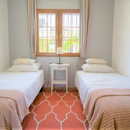 Beautiful 2 Bedroom With Communal Pools *