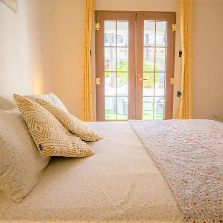 Beautiful 2 Bedroom With Communal Pools *