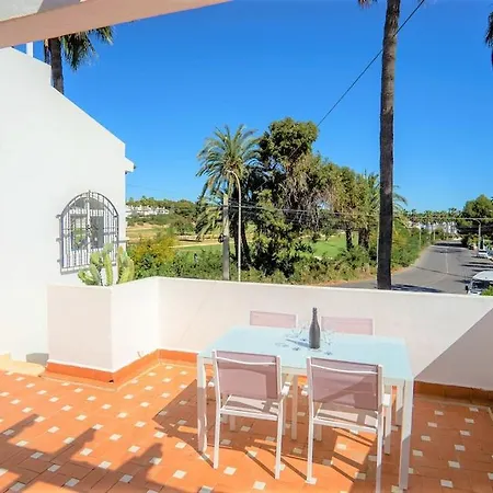 Beautiful 2 Bedroom With Communal Pools